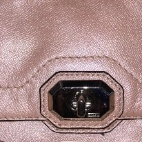 COACH Campbell Abby Turnlock Pink Shimmer Crossbody Camera Bag  -  F24823 - Picture 4 of 7